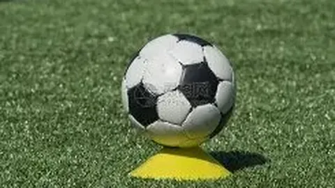 佳缘将至？福登甜蜜牵手，珠宝店内戒指选哪一款？